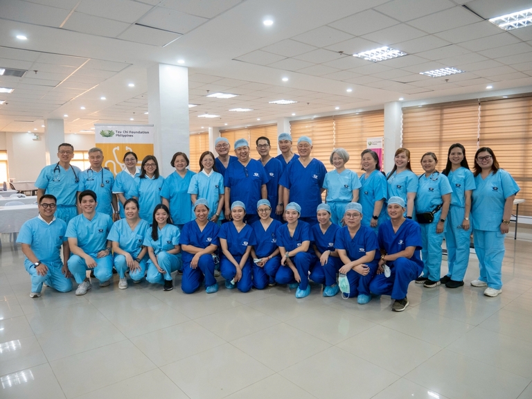 Doctors from various specialties took photos before proceeding to their assigned posts. 