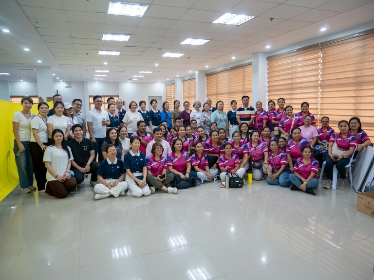 Tzu Chi volunteers, together with LGU partners and other volunteers, took a group photo to mark the successful medical mission.