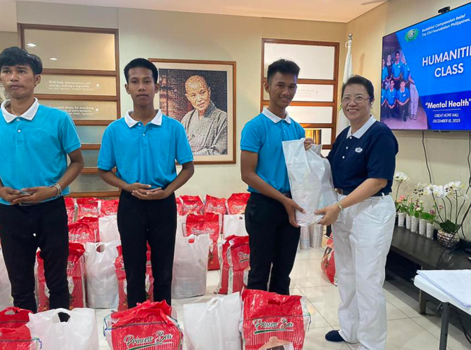 In Tzu Chi Zamboanga, a Humanity class with guest speakers SHS Guidance Counselor Jeina Lynne Nambli, RPM, and SHS Guidance Coordinator/Counselor Pia Ericka Arquiza ended with the distribution of rice and grocery items for each of the scholars. 【Photo by Tzu Chi Zamboanga】