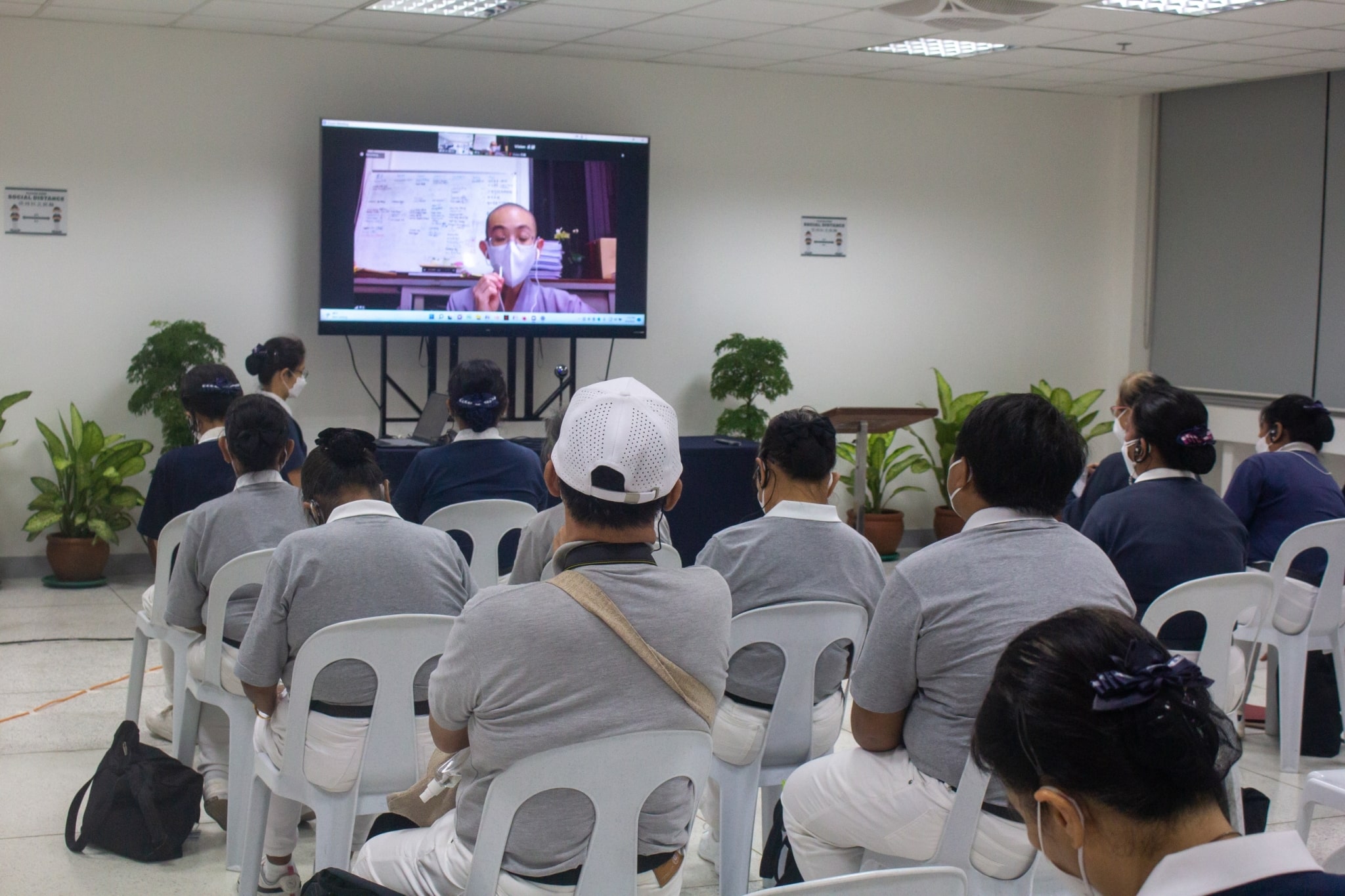 Master De Cheng, a Buddhist nun from the Jing Si Abode in Hualien, Taiwan, addresses volunteers in a virtual, real-time Q&A session conducted in English.【Photo by Marella Saldonido】