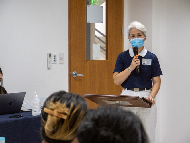 Senior Tzu Chi volunteer Levy Yao discusses Tzu Chi etiquette.【Photo by Jeaneal Dando】 