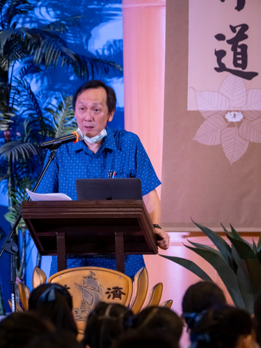 Chinese General Hospital and Medical Center cardiologist Louie Tan was the guest speaker of the humanities class. He discussed filial piety in his experience looking after his father, a doctor who deteriorated from illness. 【Photo by Daniel Lazar】