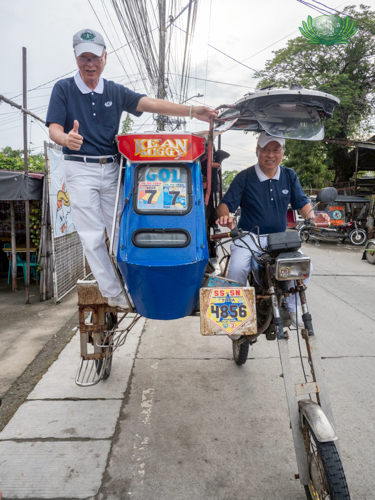 Tzu Chi volunteers rode an improvised tricycle called “tikling,” to conduct ocular visits.