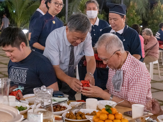 Volunteers present guests with a bag of fresh round fruits and tokens of good luck, as well as a special gift from Master Cheng Yen: an ampao with a commemorative coin and three grains of rice representing wisdom, discipline, and determination. 【Photo by Matt Serrano】