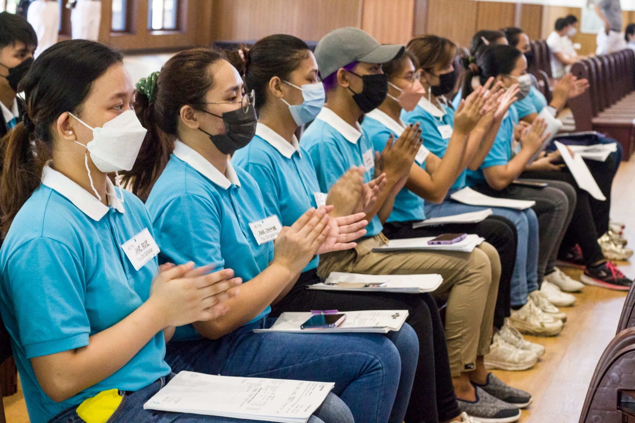 Tzu Chi scholars assisted volunteers and beneficiaries.【Photo by Matt Serrano】