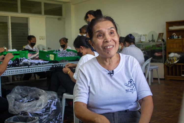 Volunteer Violeta Picar happily accepted the task of teaching others to make floor mats using loop lines. “I hope they learn fast so more rugs can be produced and we can help more people.”【Photo by Harold Alzaga】