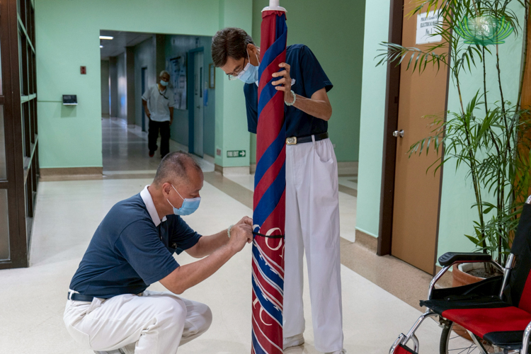 Tzu Chi volunteers check the condition of the outdoor umbrellas.