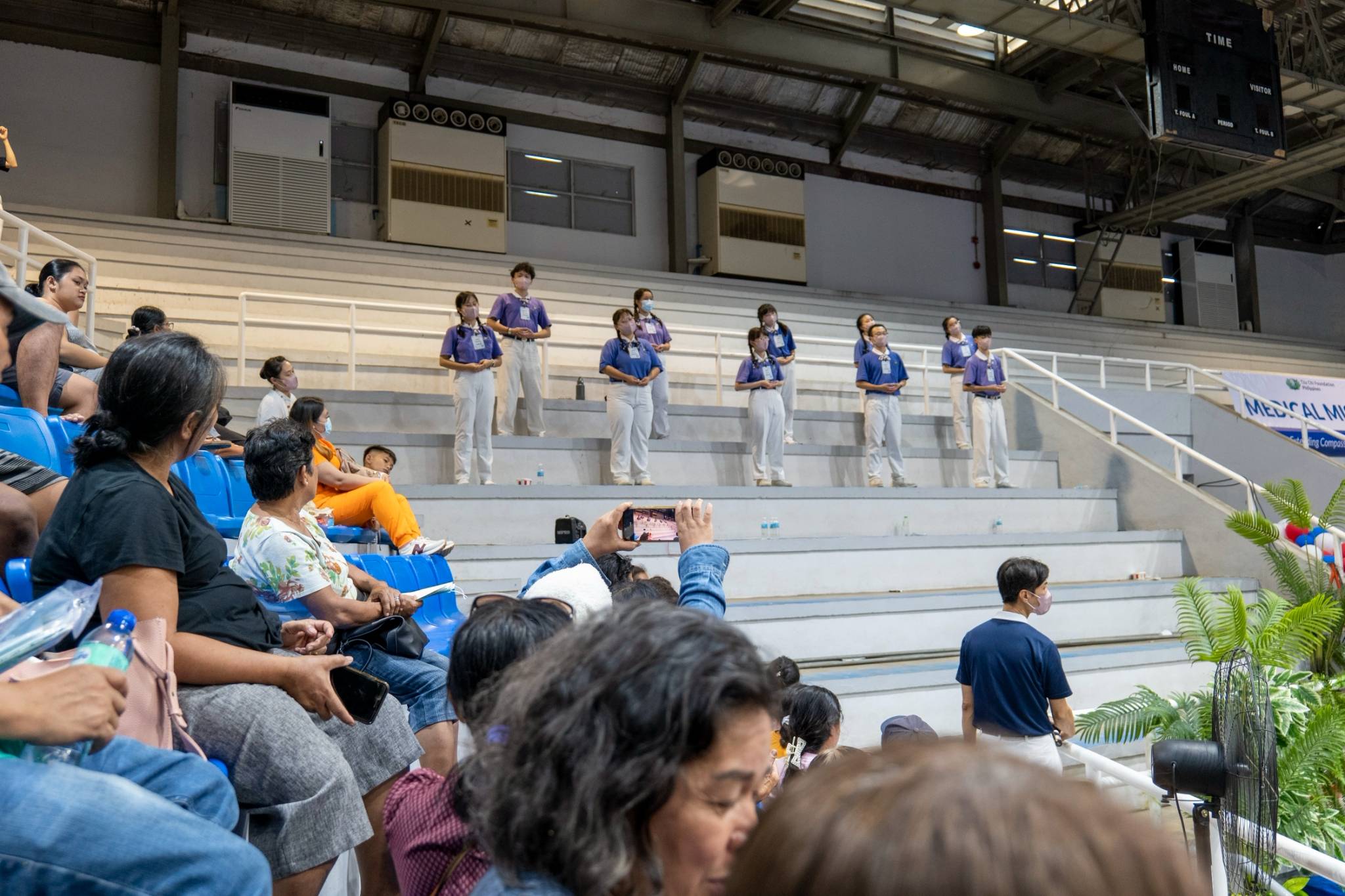 Tzu Chi Youth’s nonstop effort and positive energy radiate hope to patients waiting in line.