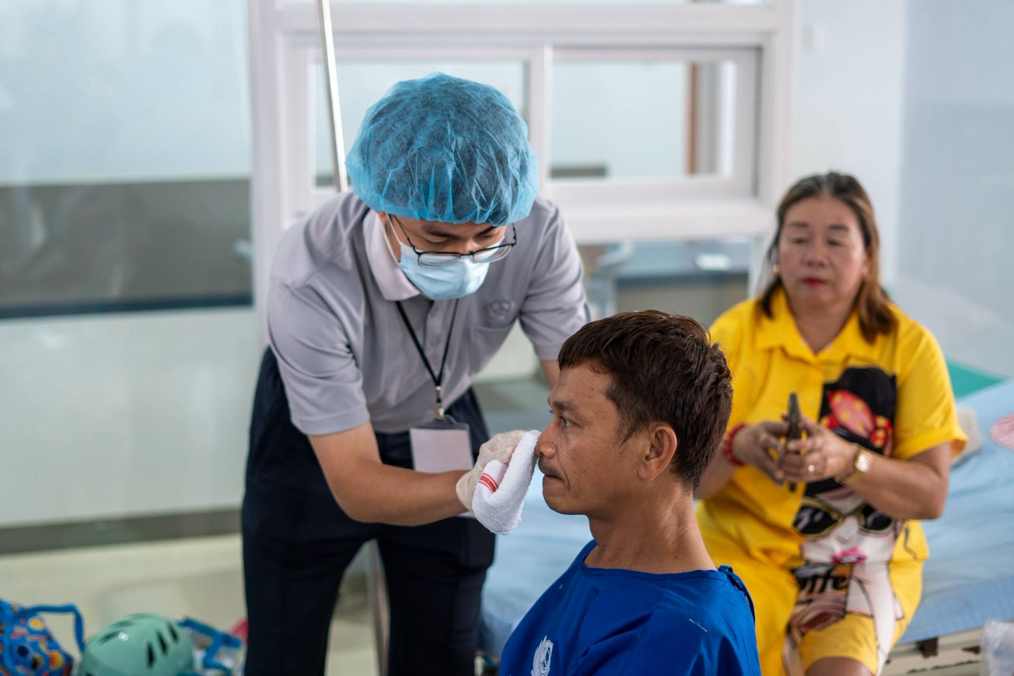 A Tzu Chi University student wipes Saldi Ledesma Pantallano’s face before his herniorrhaphy. It was this and other acts of kindness that made Pantallano realize that his life’s purpose is to help others. 