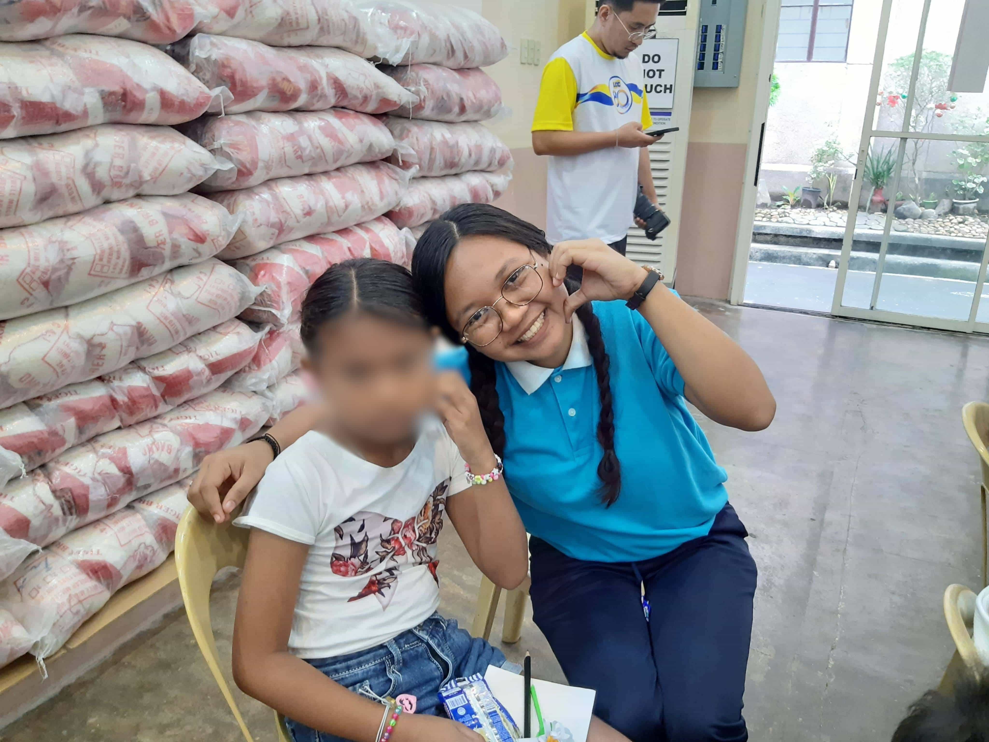 In a heartwarming 2025 Christmas celebration organized by Tzu Chi Bicol for Tzu Chi Great Love Village children, scholar Patricia Paula Briz shares a happy moment with one of the young event beneficiaries.