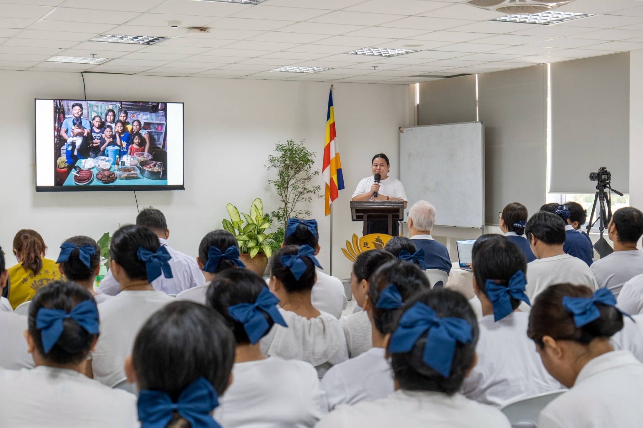 Delivering an emotional response on behalf of his fellow scholars, Caregiving scholar Arnulfo Salacop opens up about his journey as his family’s sole breadwinner. Surrounded by his employers—who attended as his guardians—he expressed heartfelt thanks to the Tzu Chi Foundation for opening doors to a brighter future.