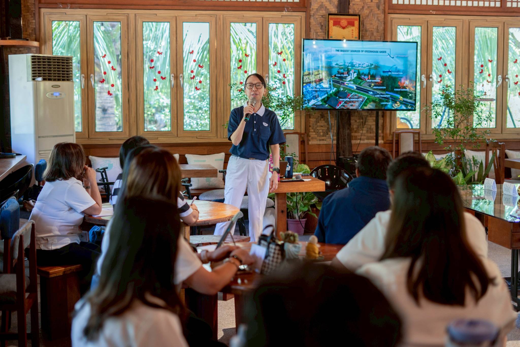 Tzu Chi Deputy CEO Peggy Sy Jiang encouraged attendees to incorporate at least 40% vegetable-based dishes into their menus, highlighting benefits for students, particularly in school settings. 