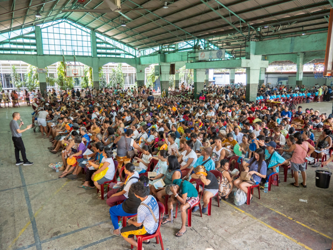 Beneficiaries learn about the history of Tzu Chi from a Tzu Chi staff at the Don Bosco Youth Center in Tondo, Manila.