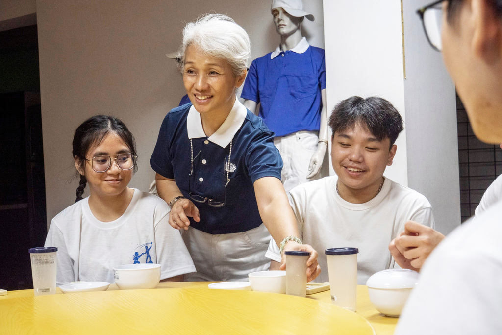 Tzu Chi volunteer Levy Yao shares etiquette lessons the Tzu Chi way.