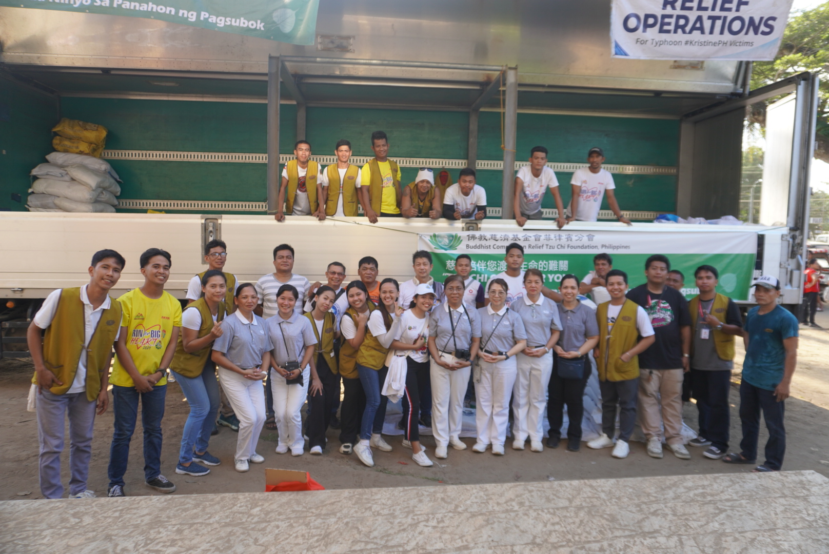 Tzu Chi Bicol volunteers and local volunteers of Camarines Sur are all smiles after successful rice relief distributions in barangays Sagrada, Salvacion, San Roque, San Jose, and San Miguel in Bula, Camarines Sur.