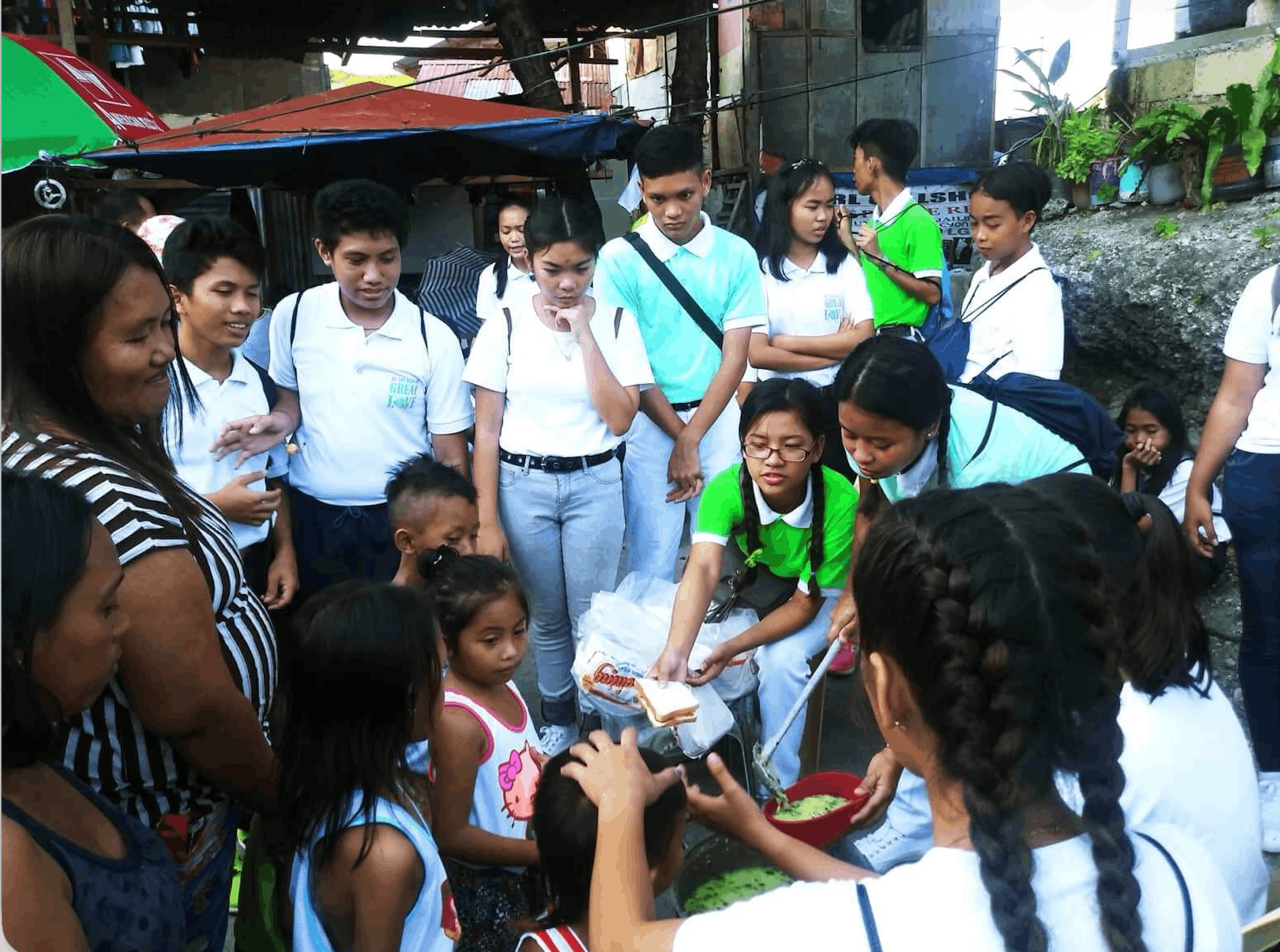 As a youth volunteer, Andrel (fourth from left) assists Tzu Chi Pulpogan scholars in their monthly outreach activity in their community.