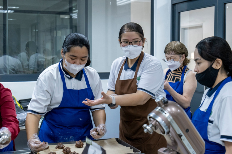 Dedicated to safeguarding the best quality of cookies that the students and parents will bake, school directress and Tzu Chi volunteer Jane Sy  teaches everyone the proper way of baking delectable cookies from the heart.