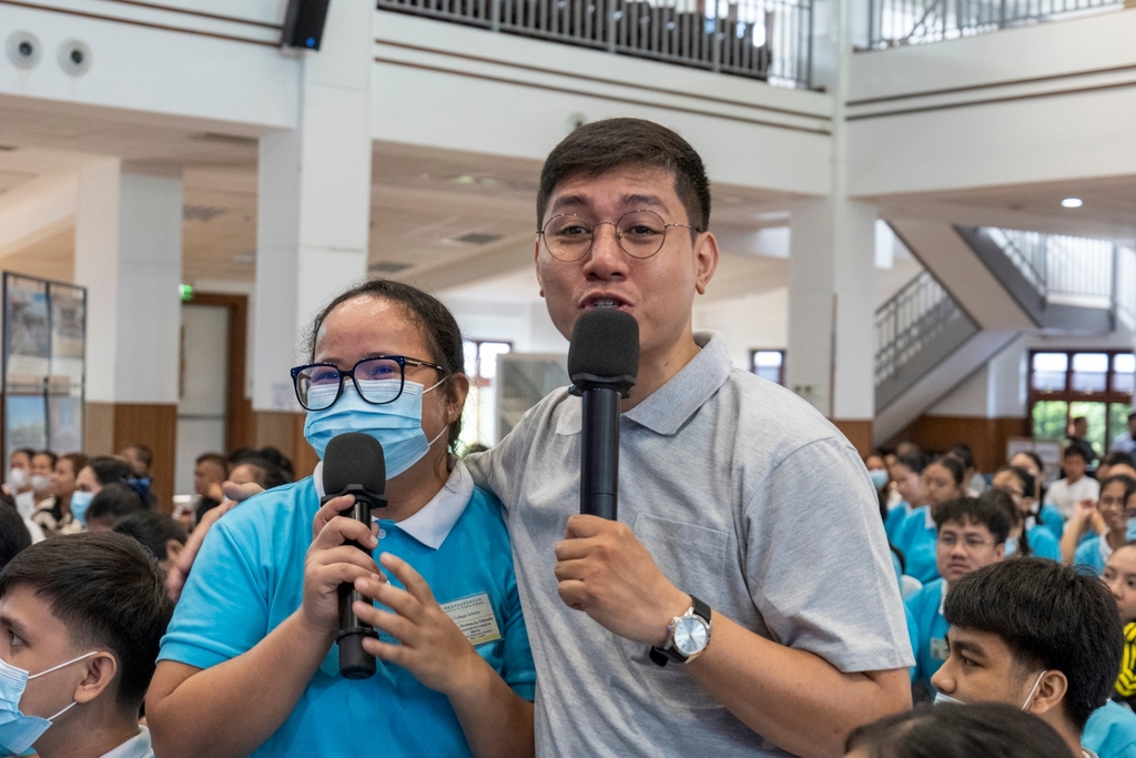 Pamantasan ng Lungsod ng Maynila alumnus Jamil Q. Carvajal (right) encourages fellow PLM-er Christine Joy Cabuello to share her thoughts on filial piety.