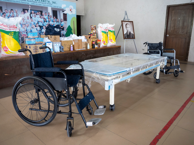 The complete donation package includes a hospital bed, two wheelchairs, four sacks of 50-kilogram rice, five 250-gram cocoa powder, three boxes of coffee, biscuits, masks, socks, cooking ingredients, and hygiene products to support the institution's daily operations.