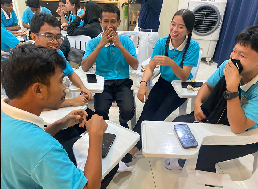 (Second from right) Bonding with fellow Tzu Chi scholars in a Humanities class 