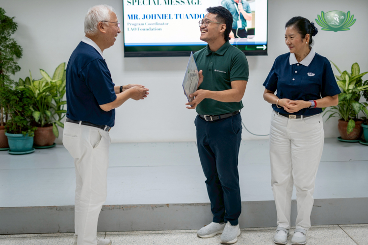 Tzu Chi Foundation Philippines Education Committee Head Rosa So (right) looks on as volunteer James Cheng and Tzu Chi scholar alumnus Johniel Tuando exchange pleasantries. “In Tzu Chi, I attend panel interviews with Technical-Vocational scholars and college scholars and I always cry when I hear their stories,” she said. “It inspires me to be here in Tzu Chi, to do more and help more.” 