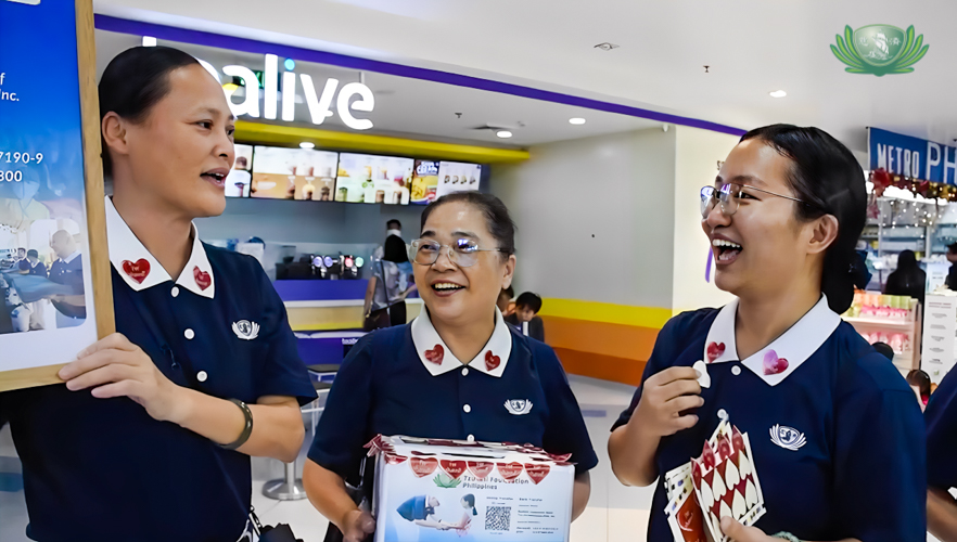 Chinese volunteer Huang Ya Hong (left) practices speaking Filipino with coaching from volunteers Wang Yubin (center) and Anabel Ong (right).