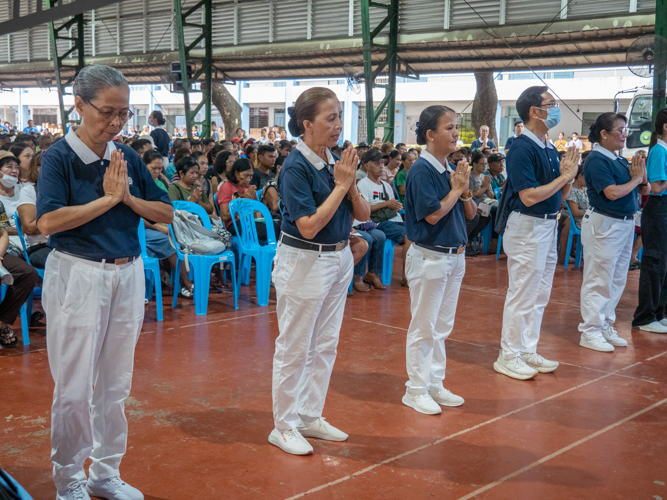 Tzu Chi volunteers lead the prayer.