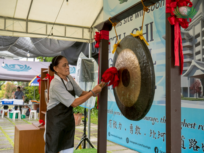 Each strike of the gong means a P100 donation made for Tzu Chi General Hospital’s construction.