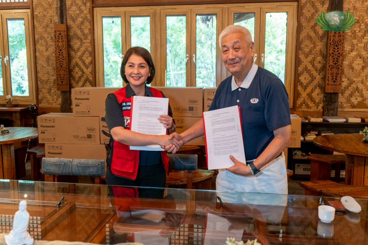 Philippine Red Cross Secretary General Dr. Gwendolyn Pang (left), and Tzu Chi Philippines CEO Henry Yuñez shake hands during the signing of the deed of donation.