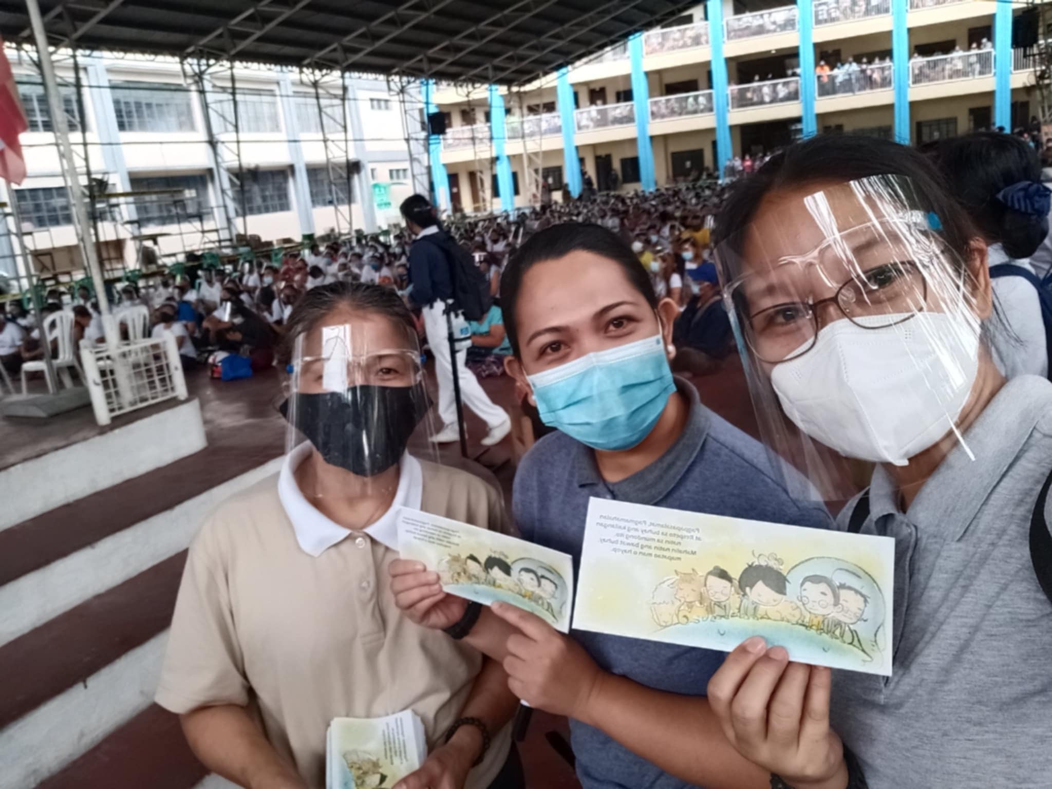 Despite the challenges of COVID-19, Melani Mapili (First from right) continued to help others through volunteer work at Tzu Chi.