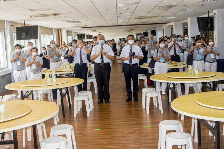 Regardless of social status and personal history, everyone in Tzu Chi is one family. 【Photo by Matt Serrano】