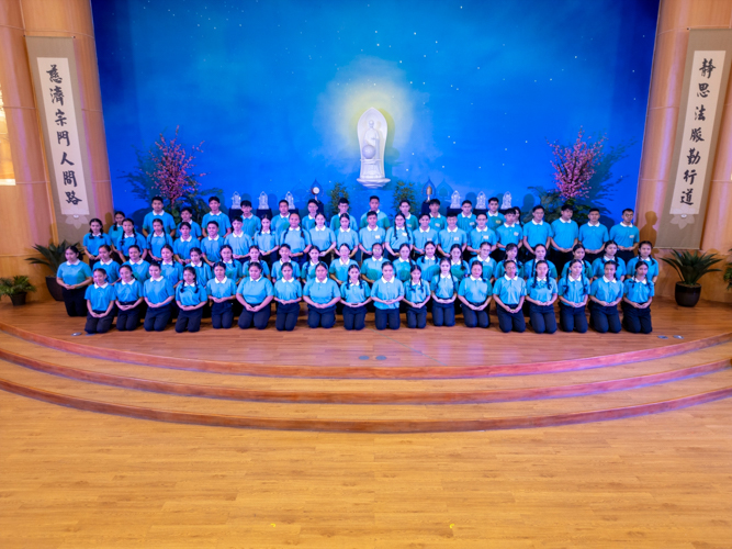 Sixty-nine new scholars from the National Capital Region pose for a group photo after each received their Tzu Chi scholar ID from Tzu Chi Philippines CEO Henry Yuñez and Tzu Chi Education Committee Head Rosa So.