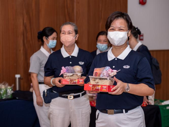 Guests and volunteers receive tokens of good fortune: tikoy, misua noodles, and fruits. 【Photo by Daniel Lazar】