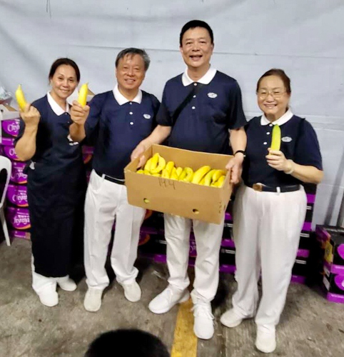 Tzu Chi Davao volunteer Nelson Chua (second from right) brought more than enough bananas from his Davao Farm for the event.