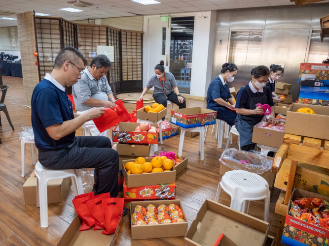Tzu Chi volunteers covered all the bases in ensuring the Honorary Members Chinese New Year Get-Together would be an unforgettable experience. 【Photo by Matt Serrano】
