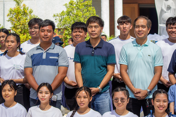 Though he normally spends Mother’s Day with his wife and mom, Arnello Valerio (standing right, in mint green shirt) accompanied 26 Tzu Chi Pampanga scholars to Tzu Chi’s 3-in-1 event at the Buddhist Tzu Chi Campus in Sta. Mesa, Manila. “It's my first time to witness this kind of event, and I felt that I was welcomed by everyone,” says the director of student affairs and services of Pampanga State Agricultural University. “I felt honored to have been a part of it.”