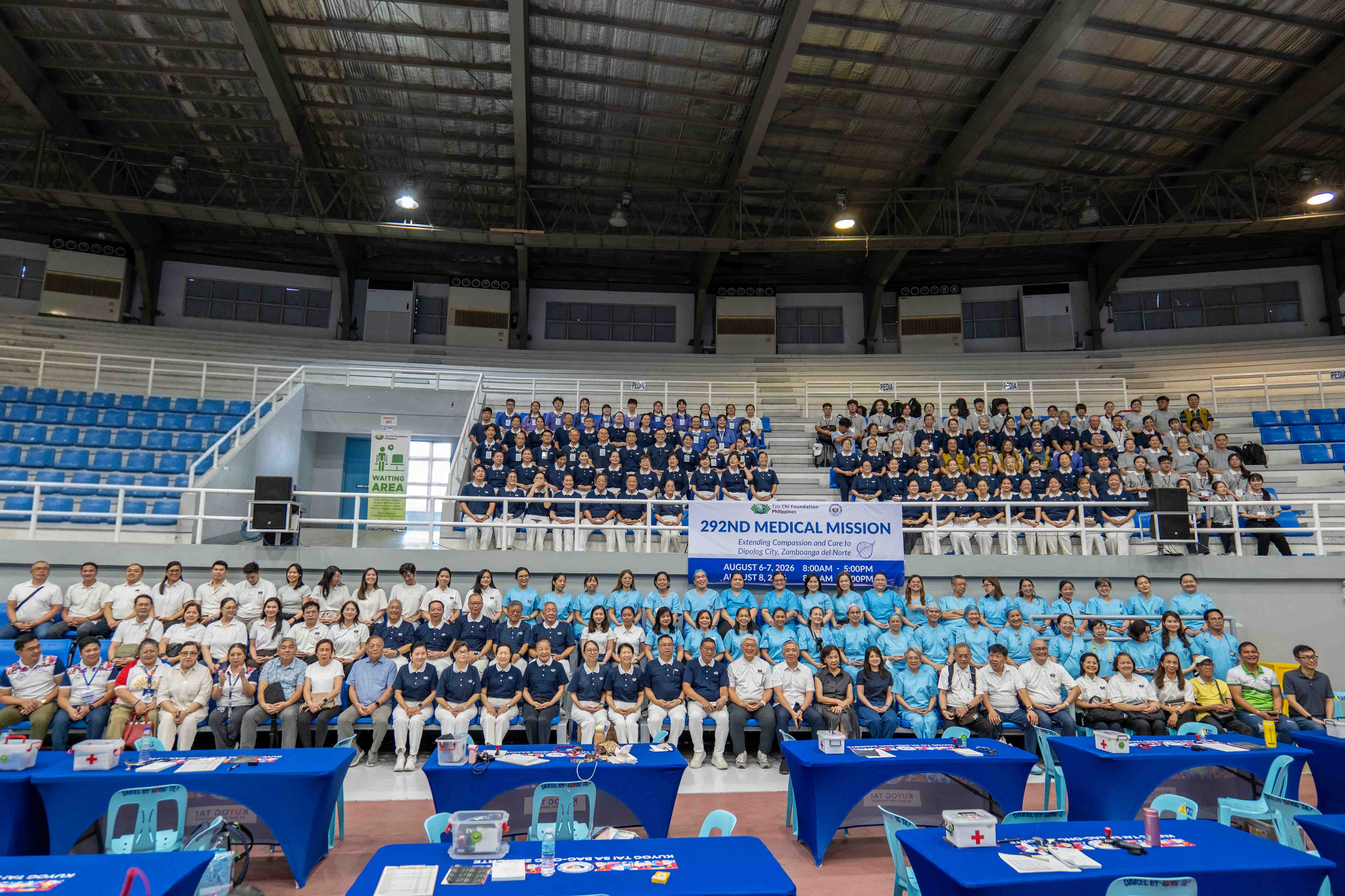 Tzu Chi volunteers from Manila and Zamboanga, youth from Taiwan and Malaysia, Tzu Chi University students from Taiwan, TIMA doctors, and other volunteers come together for a group photo, closing Tzu Chi’s 292nd Medical Mission.
