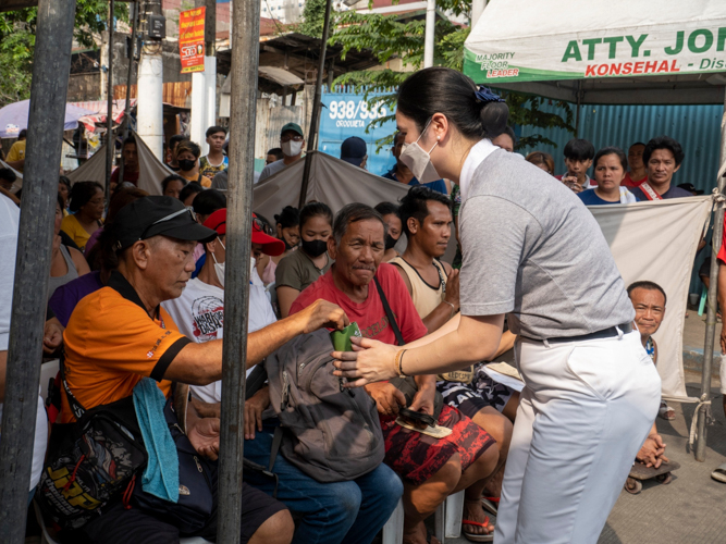 Despite losing everything from the fire, an Oroquieta resident donates to a coin can that will benefit calamity victims like himself. 【Photo by Matt Serrano】