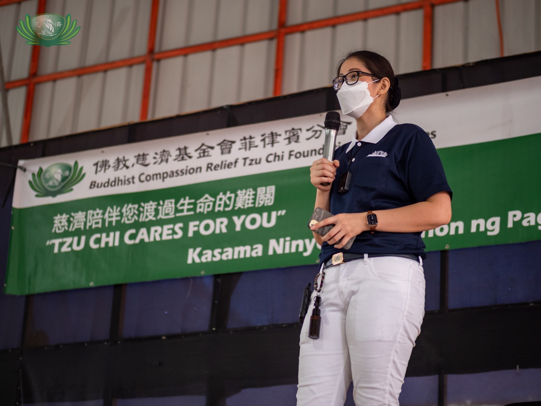 Volunteer Jane Sy, who has been helping coordinate relief operations with the Caloocan City local government even before the pandemic, hosts all five batches of tricycle drivers. 【Photo by Daniel Lazar】