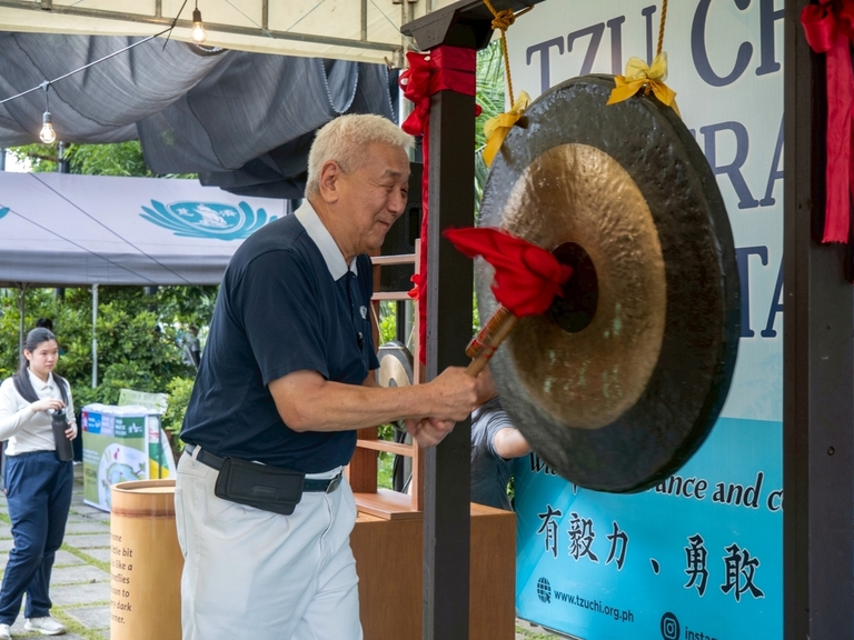 Tzu Chi Philippines CEO Henry Yuñez leads “Ring for Love,” where each strike of the gong is equivalent to a P100 donation for the Tzu Chi Medical Center.