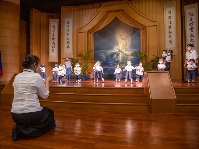 Preschool principal Jane Sy (left) guides preschoolers to a sign language presentation of “Children of the Earth.” 【Photo by Jeaneal Dando】