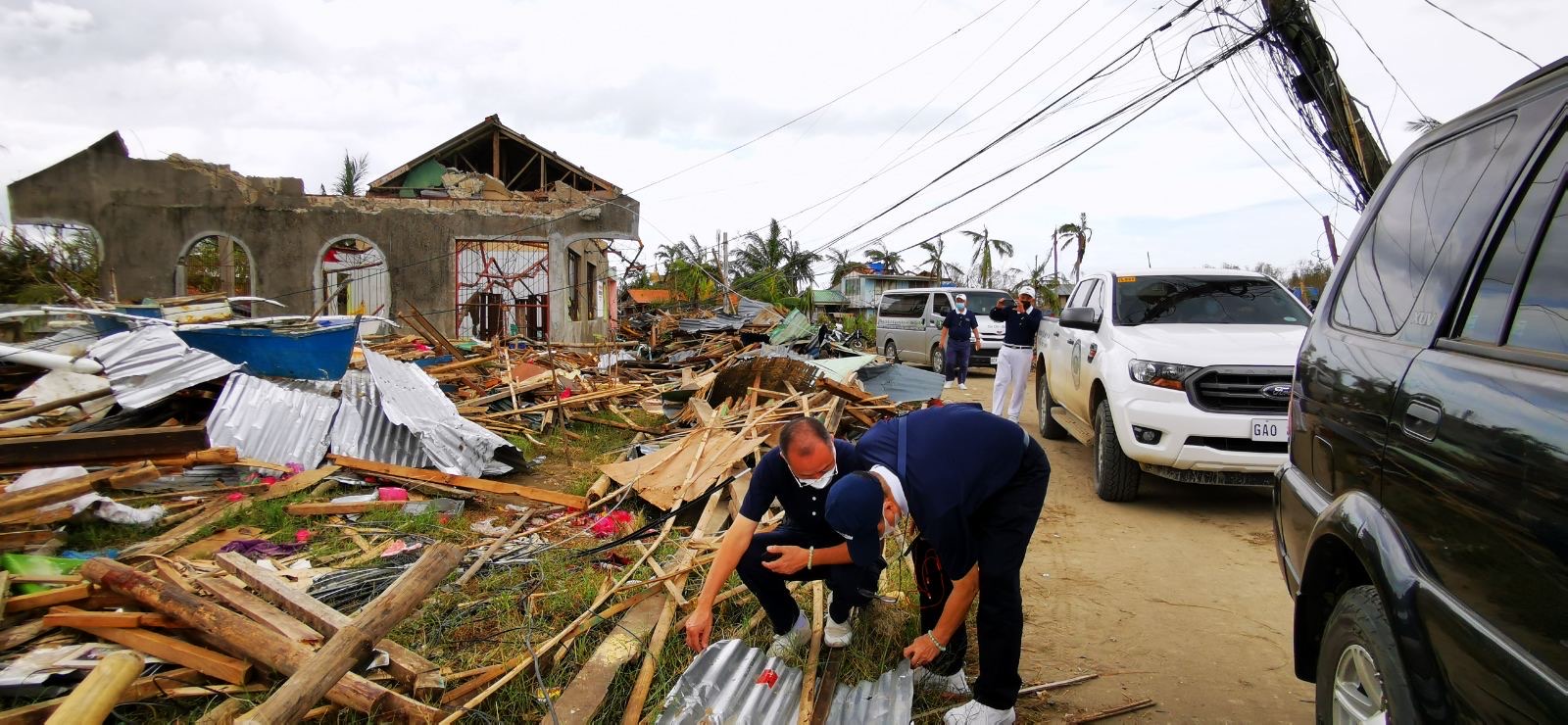 Tzu Chi volunteers check out the roofing material blown away by Odette’s heavy winds. 【Photo by Johnny Kwok】