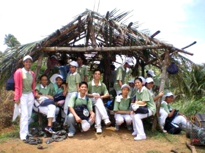  As a Tzu Chi scholar, Jhoy Sarmiento participated in various activities, such as this tree-planting program.