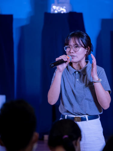 Lineth Brondial, a volunteer from the Office of the CEO, conducted a workshop with Tzu Chi’s college scholars. “We really have to empower our youth. Mobilize them to take local action,” she says. 【Photo by Daniel Lazar】