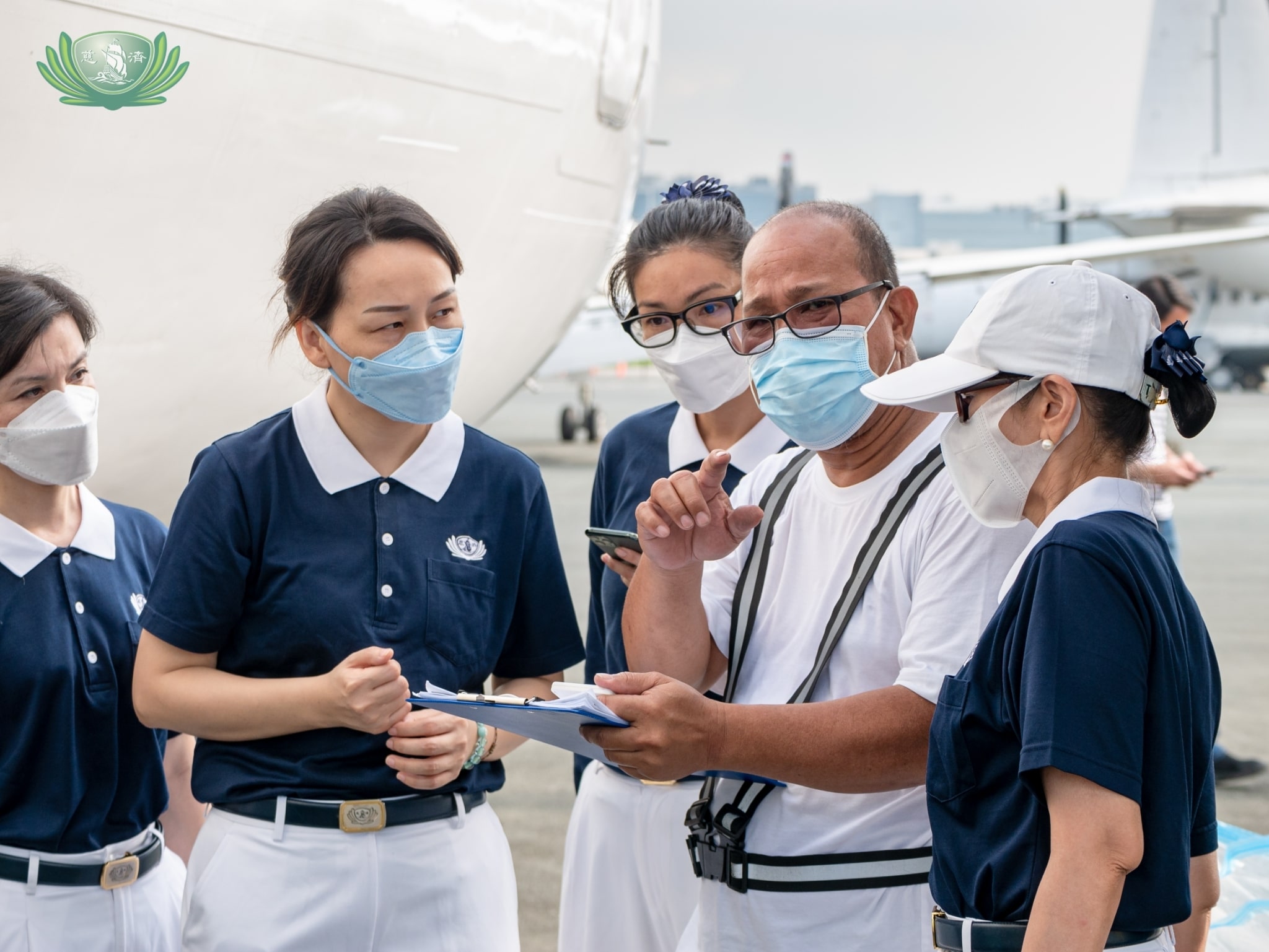 Tzu Chi volunteers coordinate the packing of donated blankets with the loading master. 【Photo by Daniel Lazar】