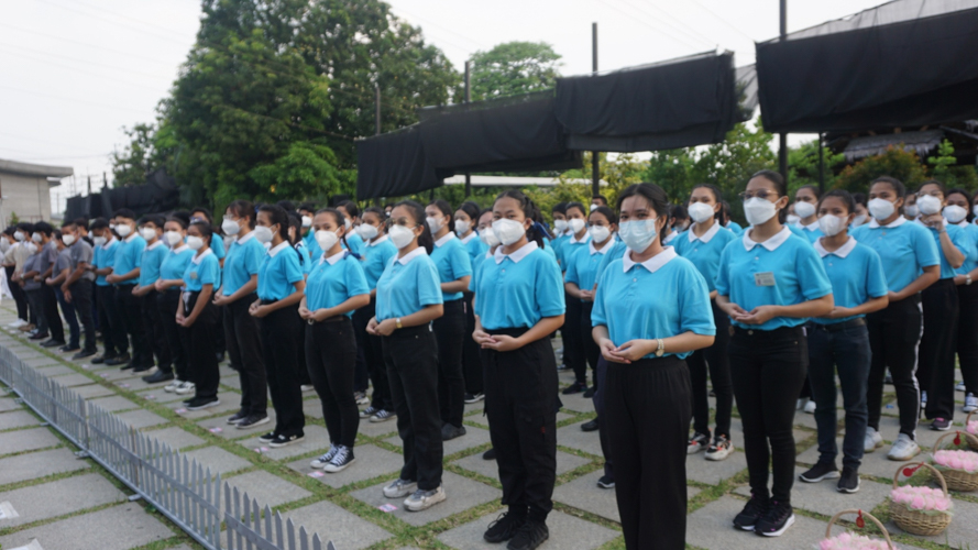 Tzu Chi scholars stand in attention at the start of the Buddha Bathing ceremony. 【Photo by Jenielyn Sy Lao】