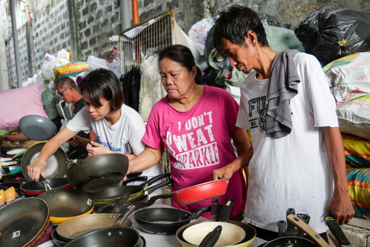 Tzu Chi Foundation held its first rummage sale on January 13 at the Buddhist Tzu Chi Campus (BTCC) in Sta. Mesa, Manila. Residents from the community purchased new and secondhand clothes, toys, houseware, and kitchenware. 【Photo by Matt Serrano】