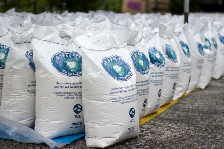 In addition to medical assistance, beneficiaries each receive 20-kg sacks of rice.【Photo by Matt Serrano】