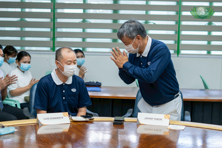 Tzu Chi Medical Committee volunteers Luis Diamante (left) and Johnny Kwok were on hand during the MOA signing.