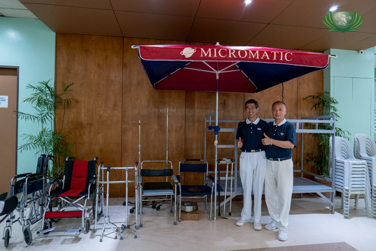 Tzu Chi volunteers Johnny Cheng (left) and Luis Diamante facilitate the donation of these materials.
